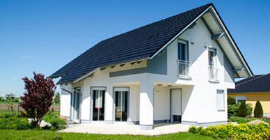 Weißes Einfamilienhaus mit Garten